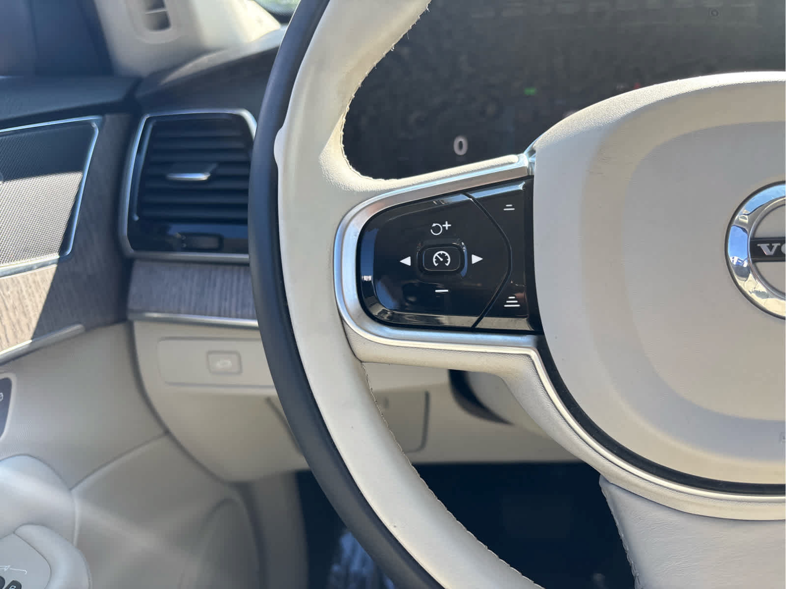 Used 2023 Volvo XC90 B6 Plus w/ Protection Package Premier AWD/4WD image 19