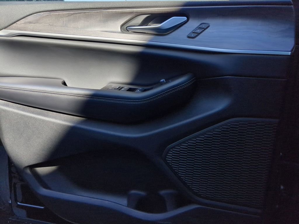 Used 2024 Jeep Grand Cherokee L Limited w/ Luxury Tech Group II image 11