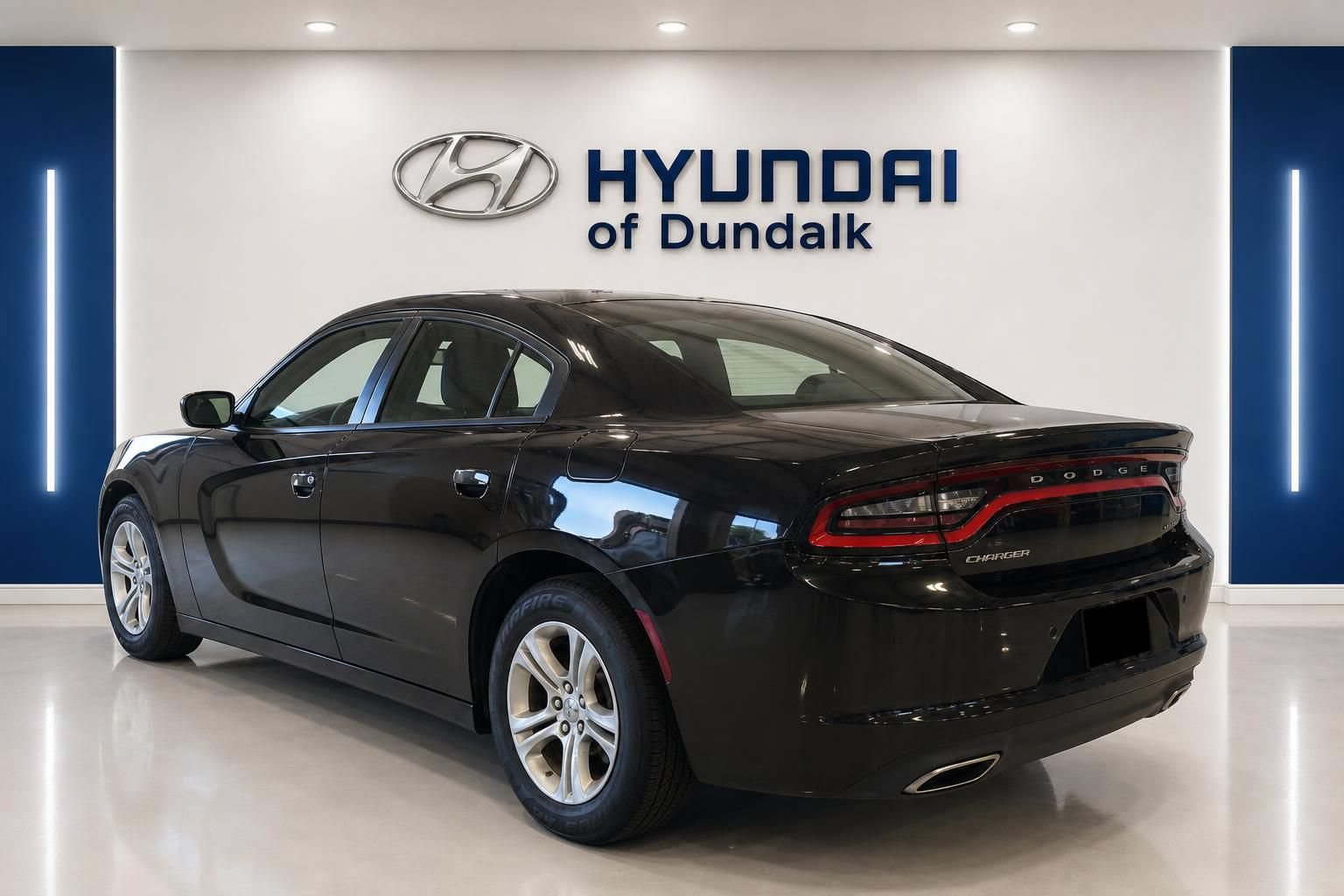 Used 2019 Dodge Charger SXT RWD image 2