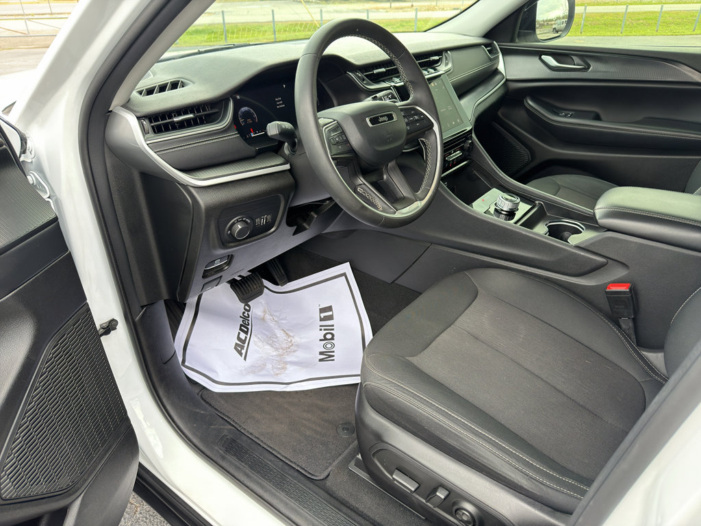 Used 2023 Jeep Grand Cherokee Laredo X image 9