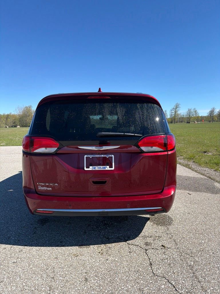 Used 2020 Chrysler Pacifica Touring-L FWD image 3