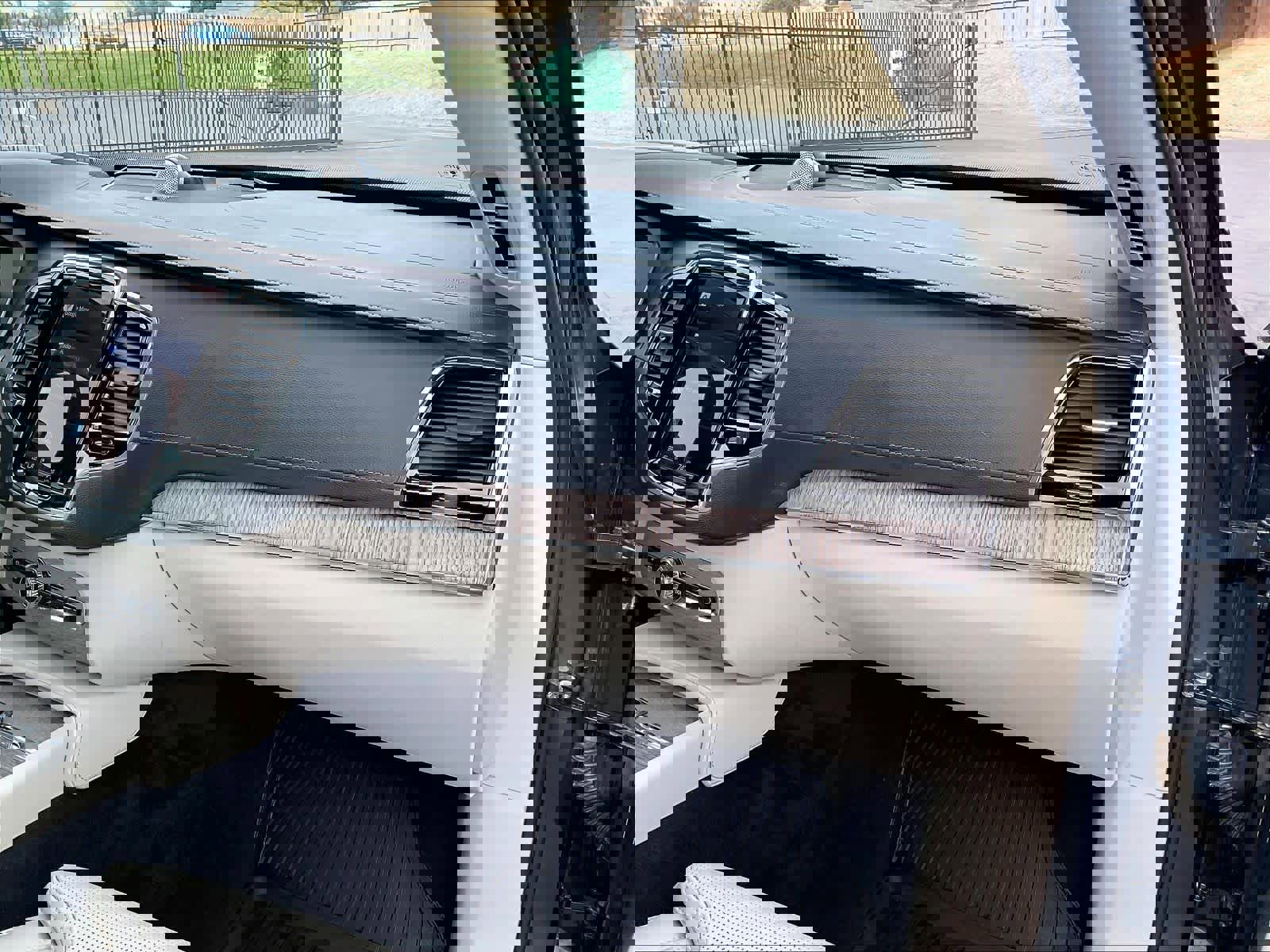 Used 2023 Volvo XC90 T8 Ultimate w/ Protection Package Premier image 18