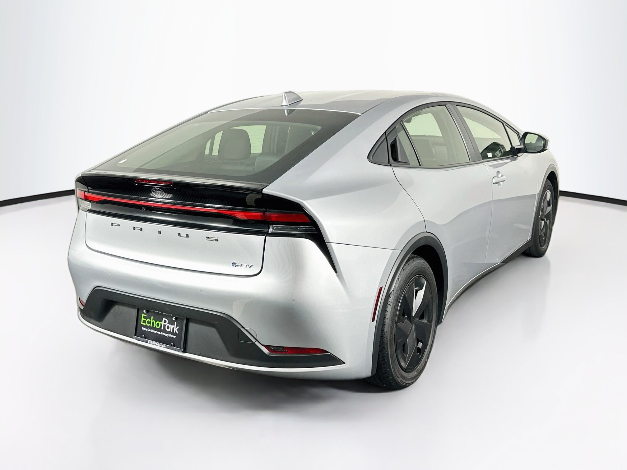 Used 2025 Toyota Prius LE FWD image 9