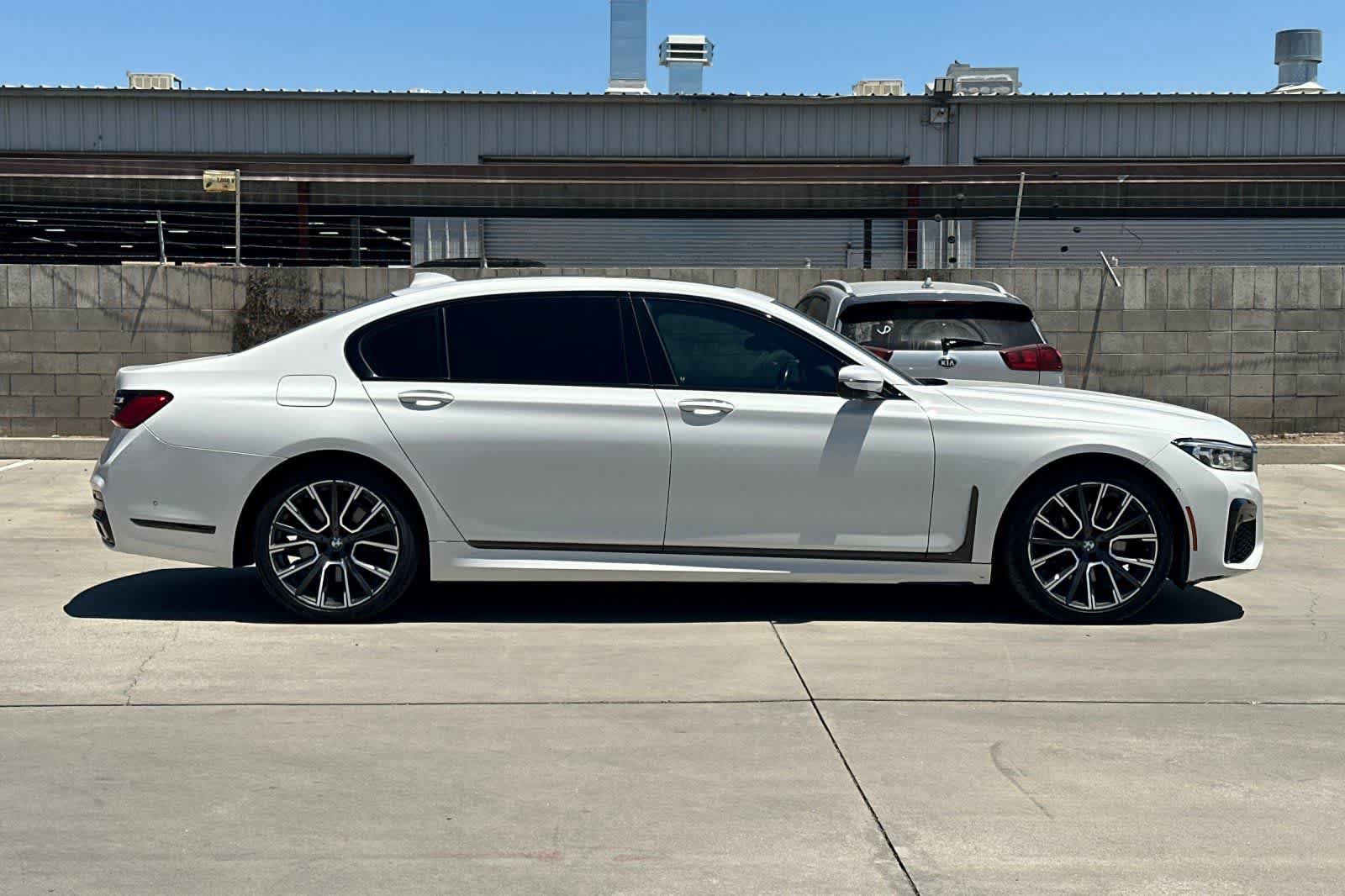 Used 2022 BMW 740i w/ M Sport Package RWD image 9
