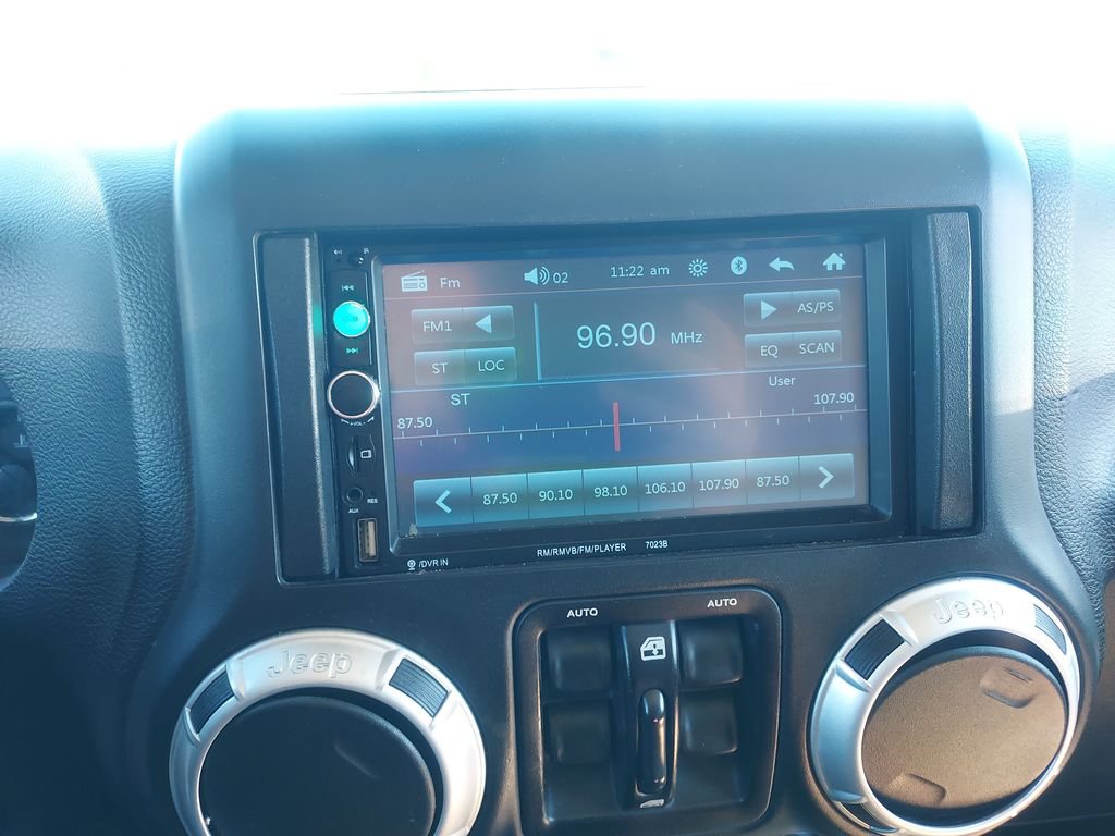 Used 2016 Jeep Wrangler Unlimited Sahara w/ Connectivity Group AWD/4WD image 12