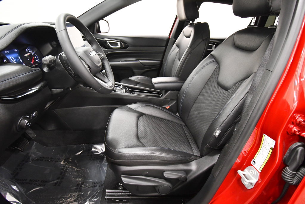 Used 2026 Jeep Compass Latitude AWD/4WD image 14