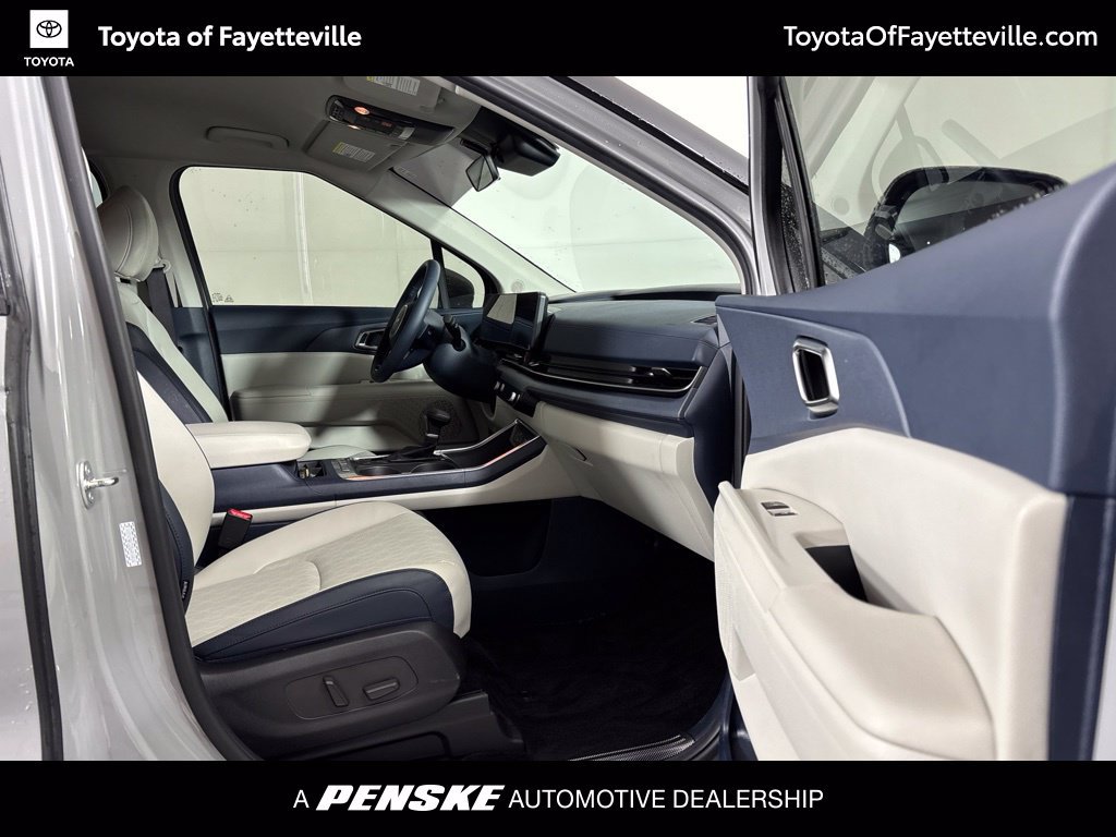 Used 2025 Kia Carnival EX FWD image 6