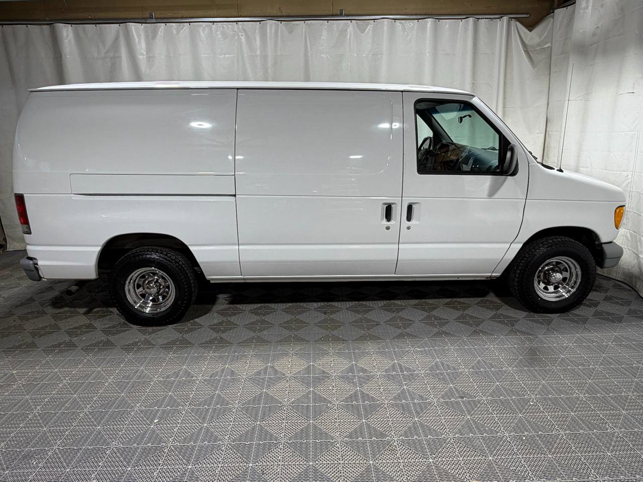 Used 1999 Ford E-150 and Econoline 150 RWD image 4