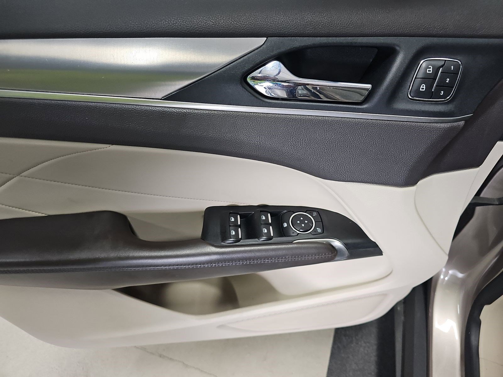 Used 2019 Lincoln MKC Premiere FWD image 13