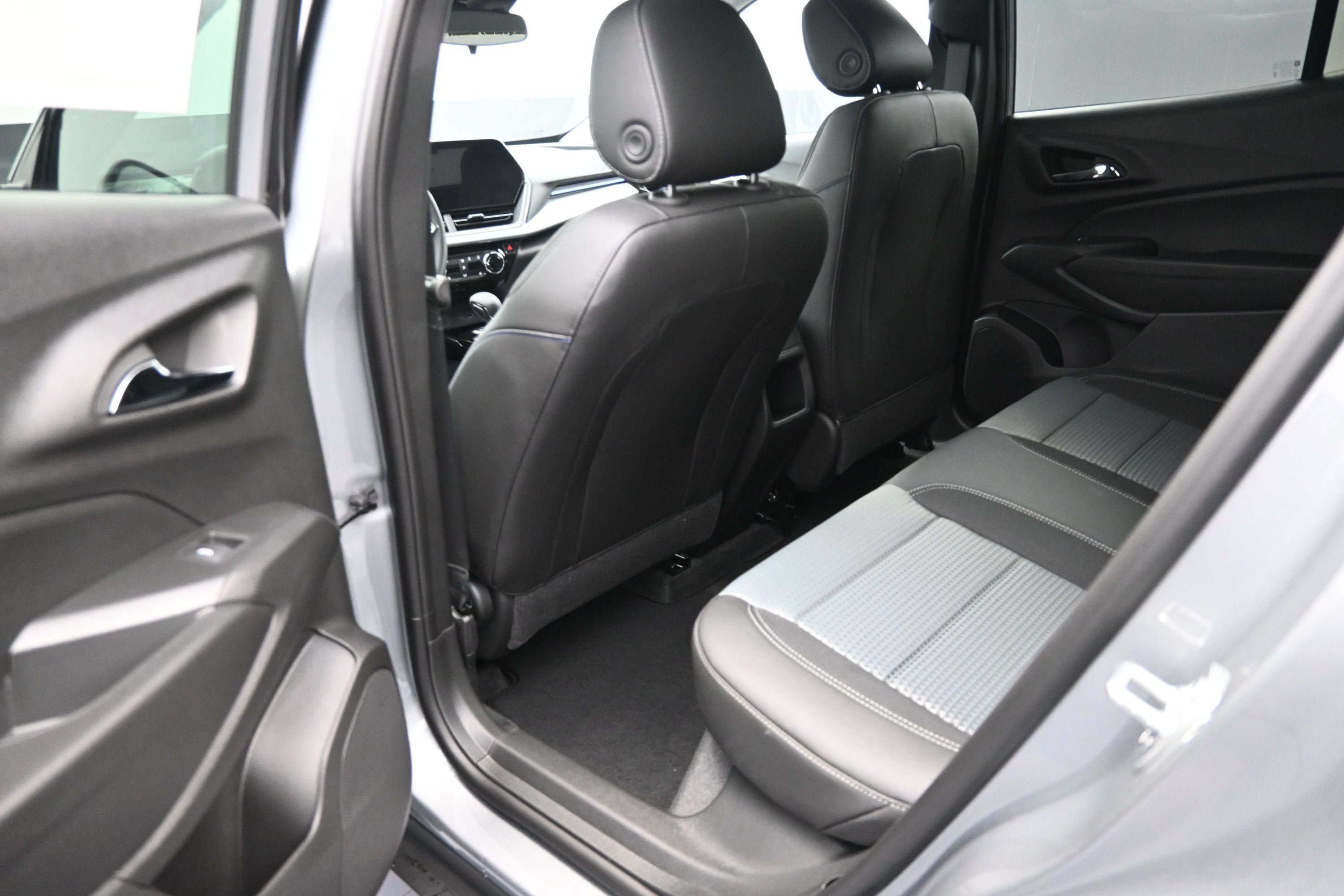 New 2026 Chevrolet Trax LT w/ Sunroof Package FWD image 28