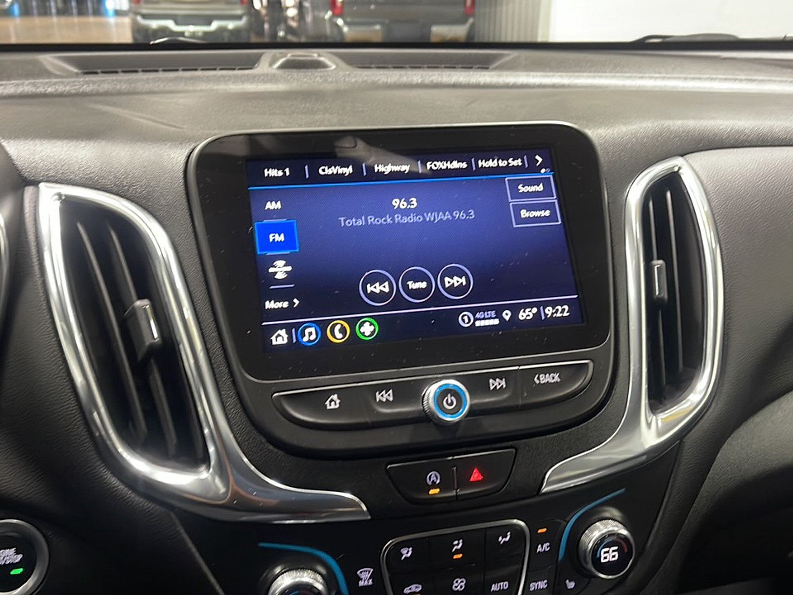 Used 2024 Chevrolet Equinox LT FWD image 8