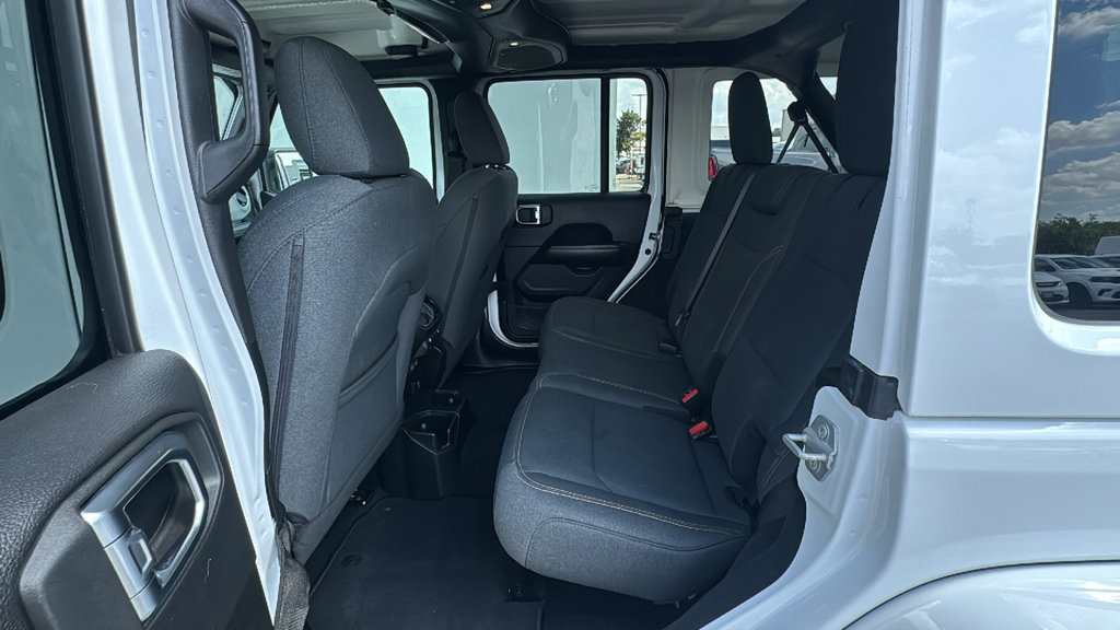 Used 2025 Jeep Wrangler Unlimited Sahara AWD/4WD image 16