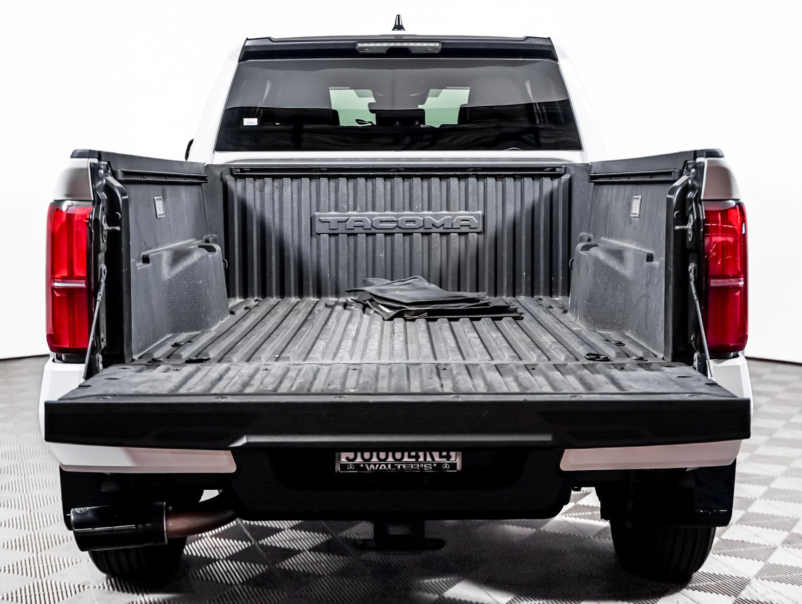 Used 2025 Toyota Tacoma SR5 AWD/4WD image 10