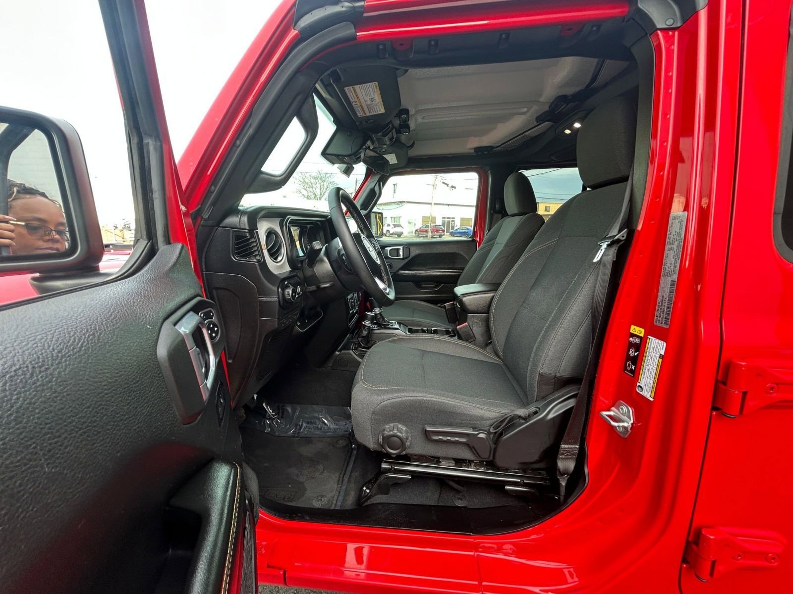 Used 2025 Jeep Wrangler Sahara image 27