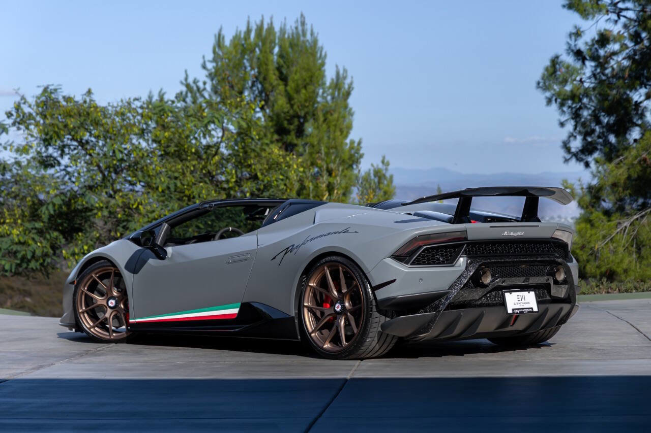 Used 2018 Lamborghini Huracan Performante image 40