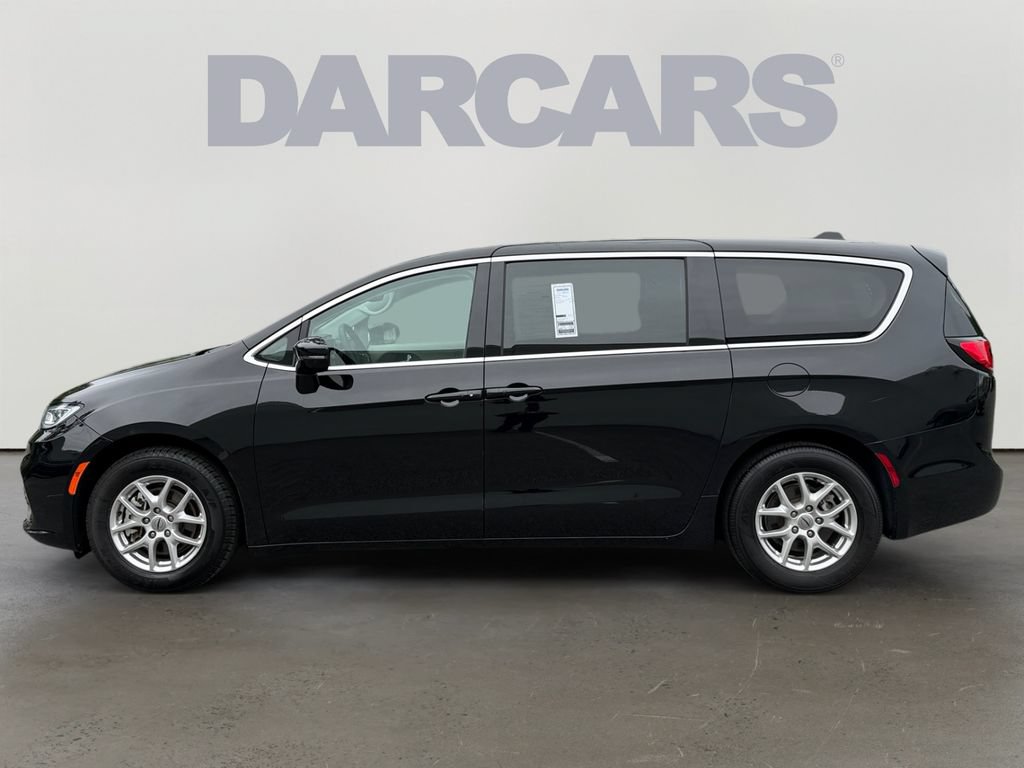 Used 2024 Chrysler Pacifica Touring-L FWD image 4
