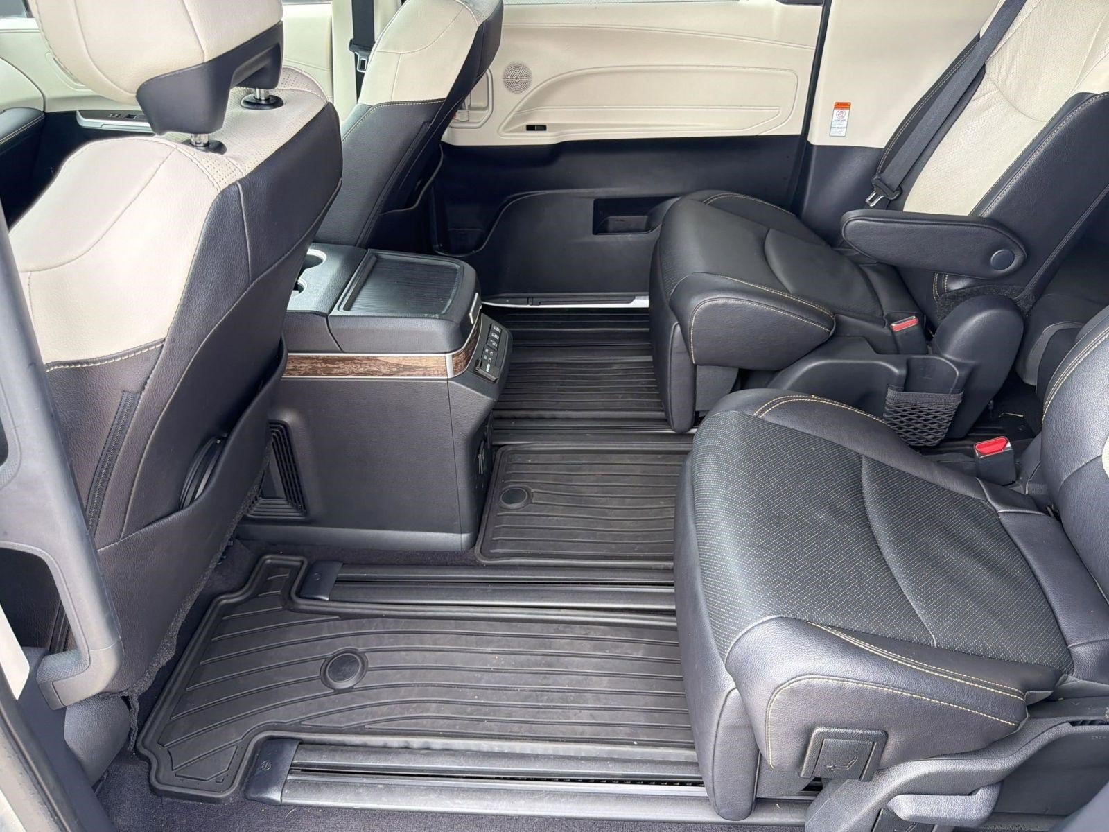 Used 2025 Toyota Sienna Platinum FWD image 13