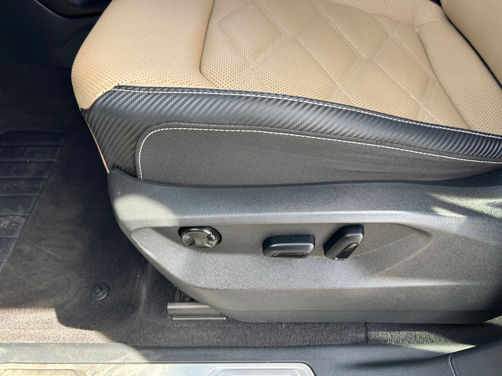 Used 2024 Volkswagen Atlas Cross Sport SE w/ Panoramic Sunroof Package FWD image 14
