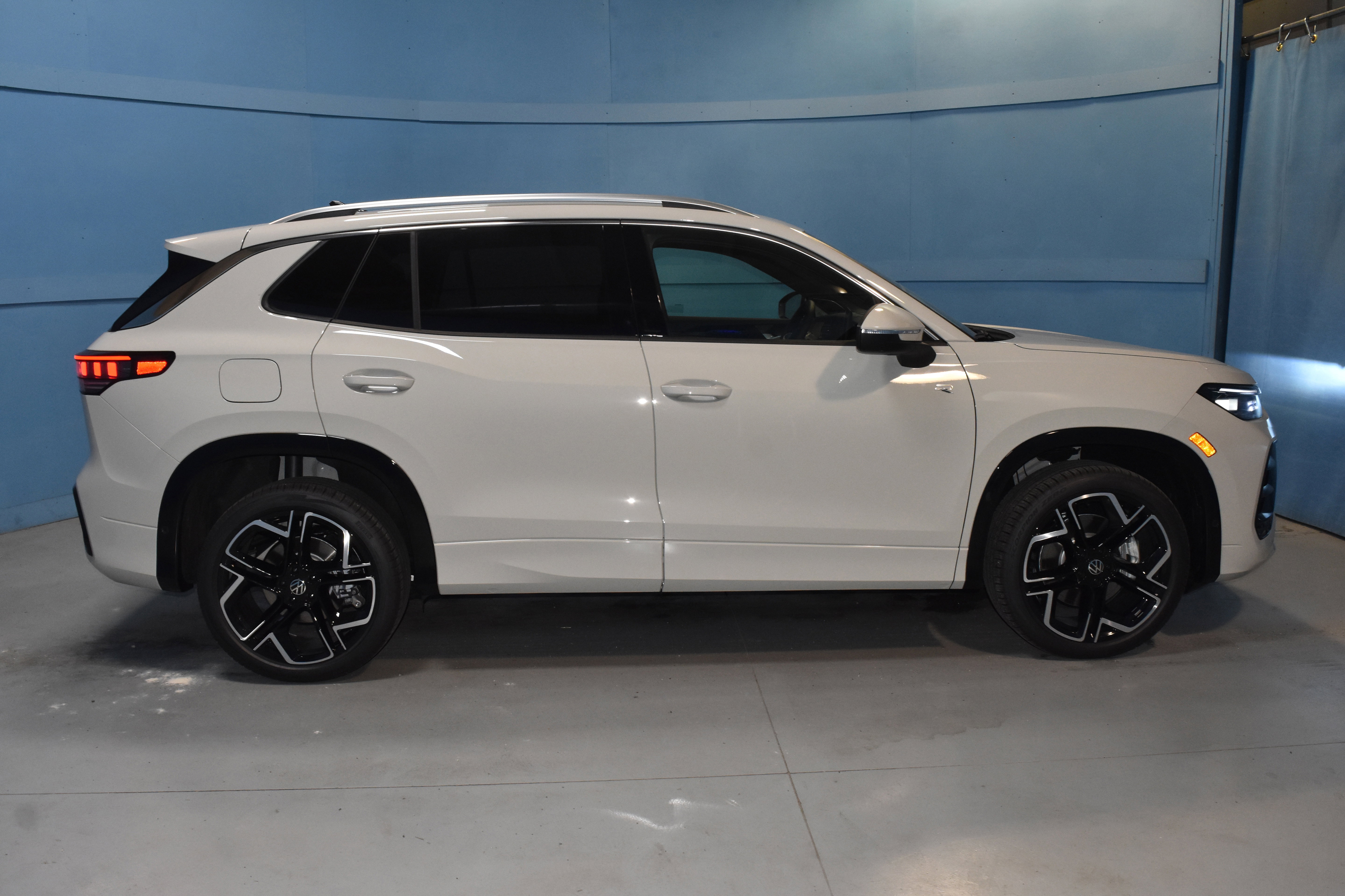 New 2026 Volkswagen Tiguan SEL R-Line AWD/4WD image 18