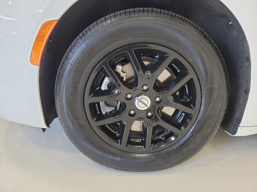 Used 2023 Chrysler Pacifica Touring-L FWD image 8