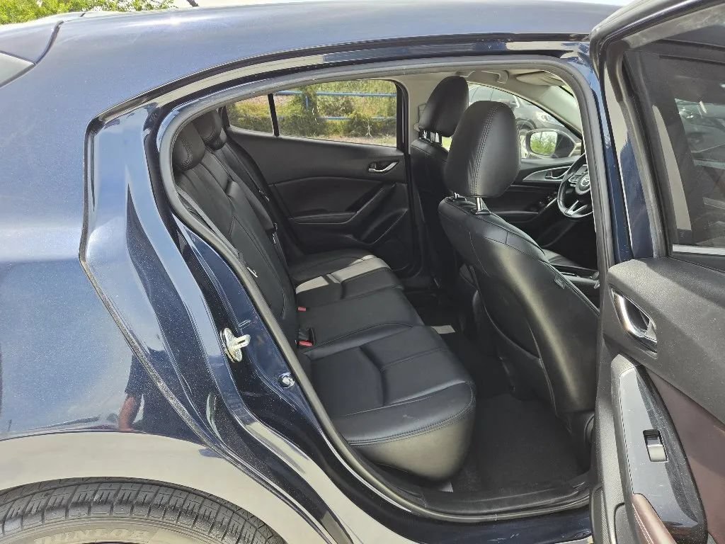 Used 2018 MAZDA MAZDA3 Touring FWD image 20