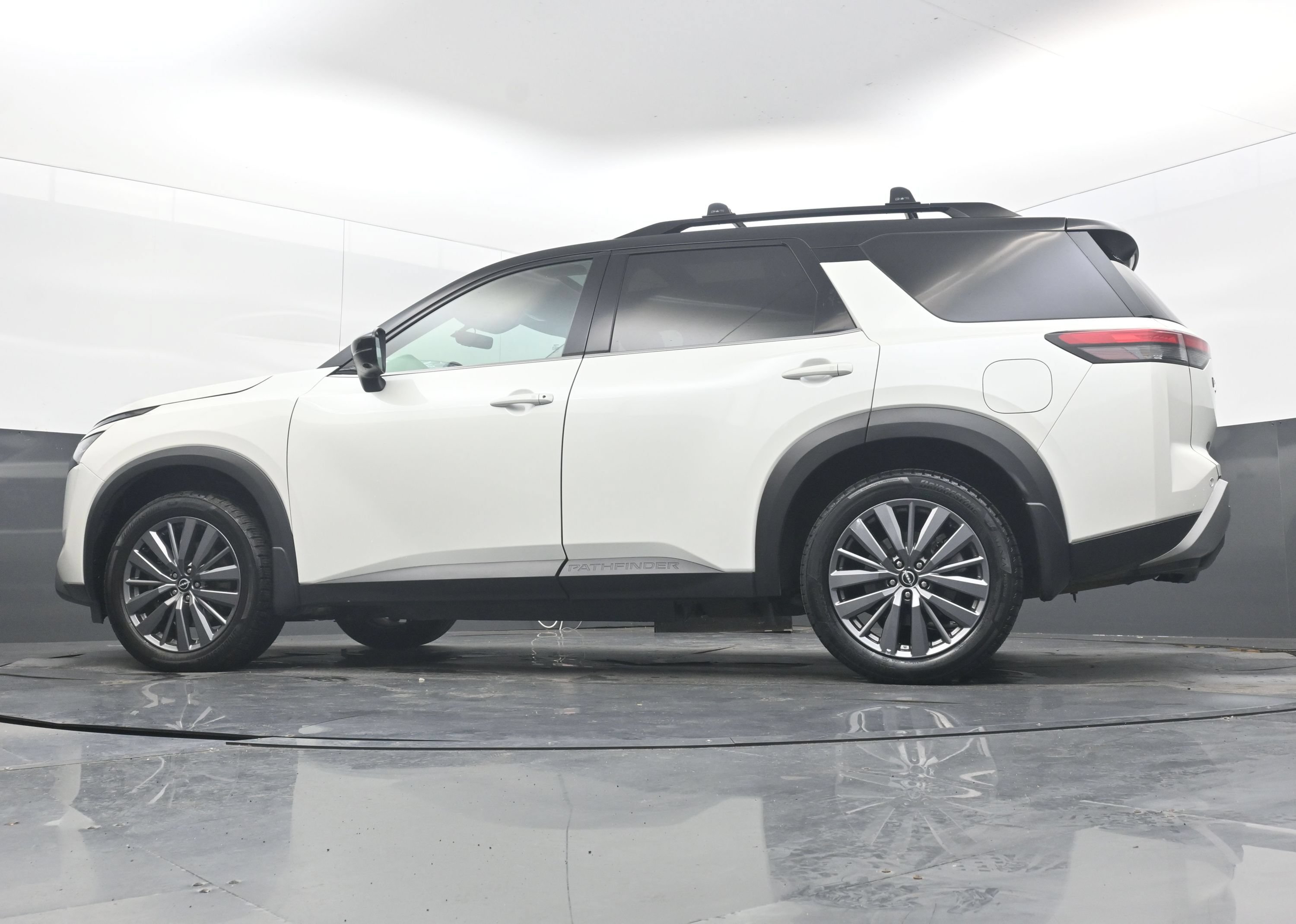 Used 2024 Nissan Pathfinder SL w/ SL Premium Package FWD image 24