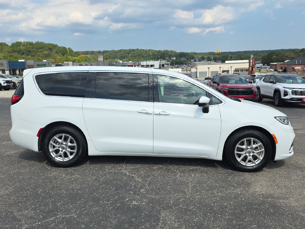 Used 2023 Chrysler Pacifica Touring-L FWD image 9