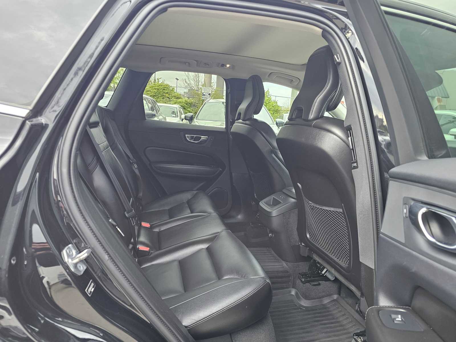 Used 2019 Volvo XC60 T5 Momentum w/ Multimedia Package image 11