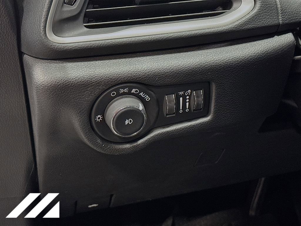 Used 2020 Chrysler Pacifica Touring-L FWD image 10