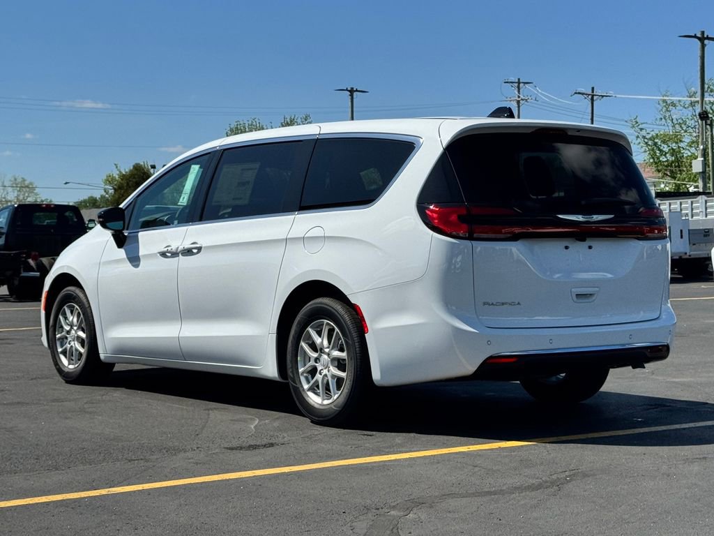 New 2026 Chrysler Pacifica Select image 5