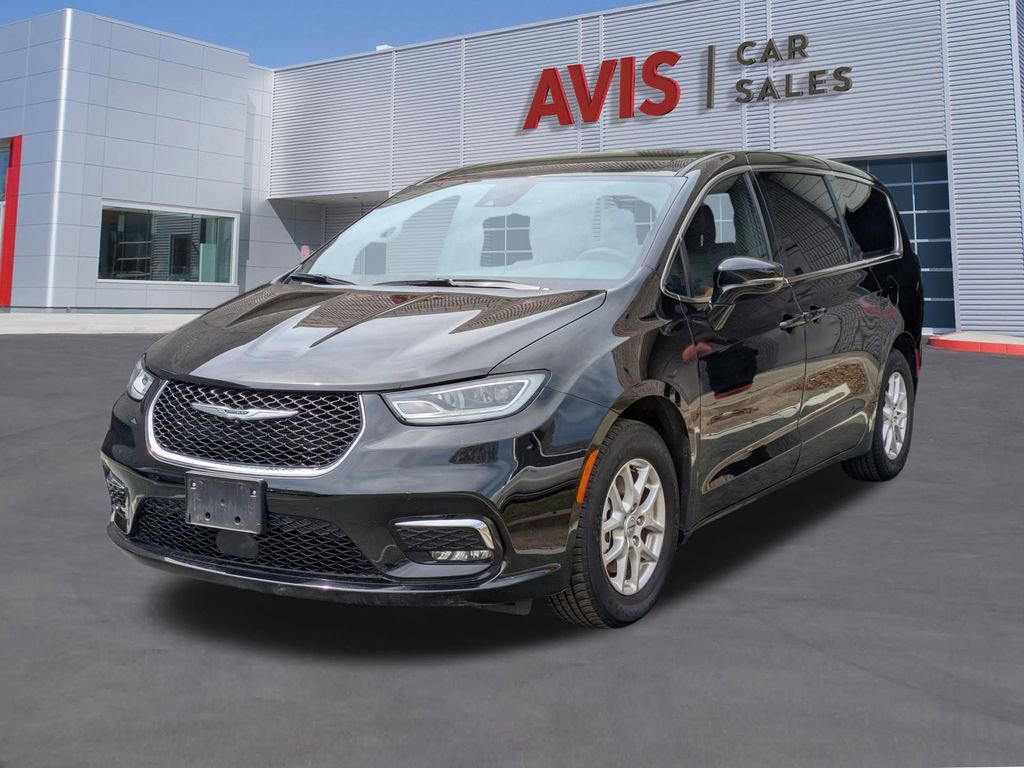 Used 2025 Chrysler Pacifica Select