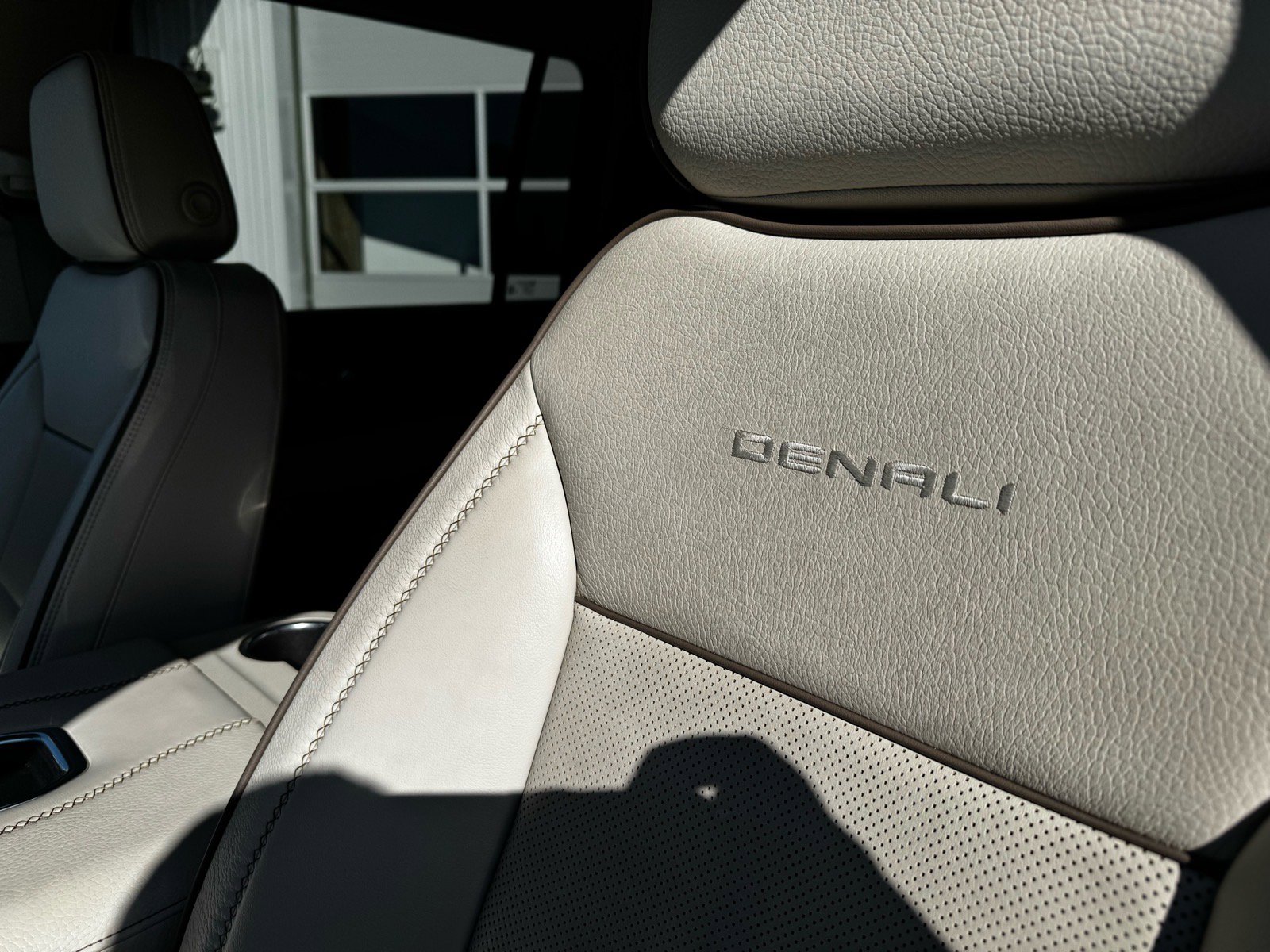 Used 2022 GMC Yukon XL Denali w/ Advanced Technology Package image 23