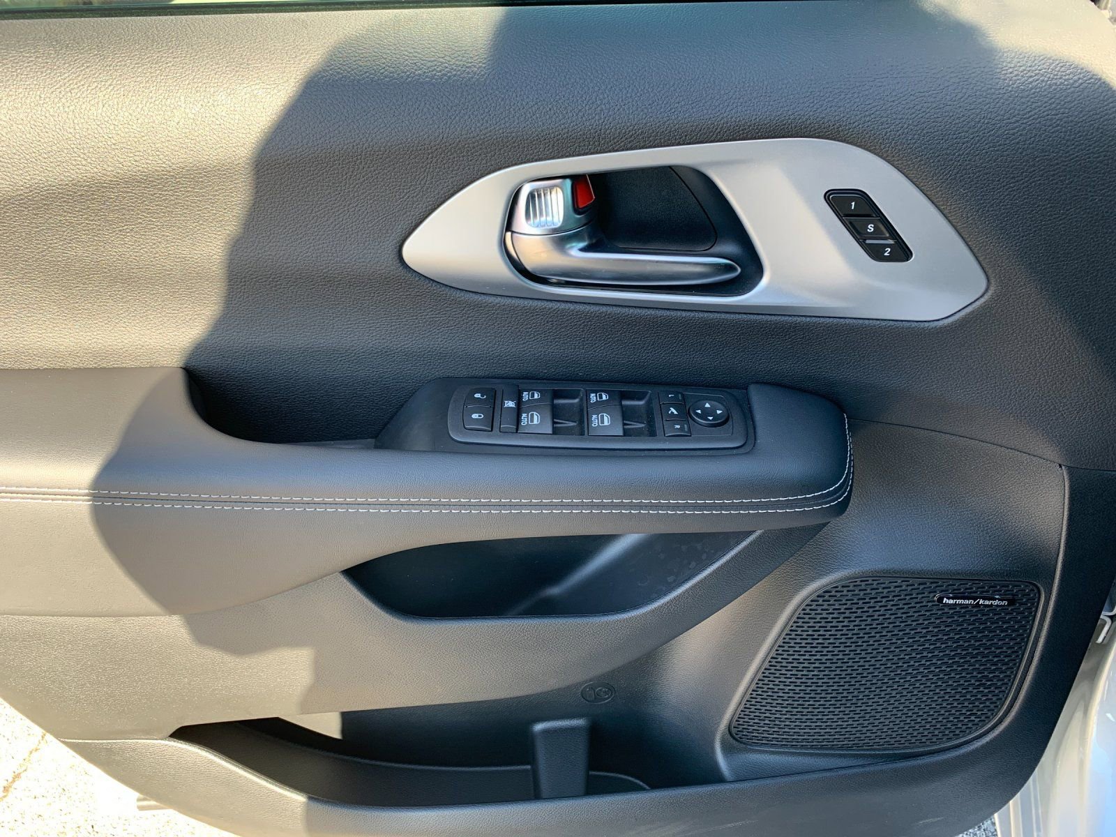 New 2026 Chrysler Pacifica Limited w/ Uconnect Theater Family Group image 11