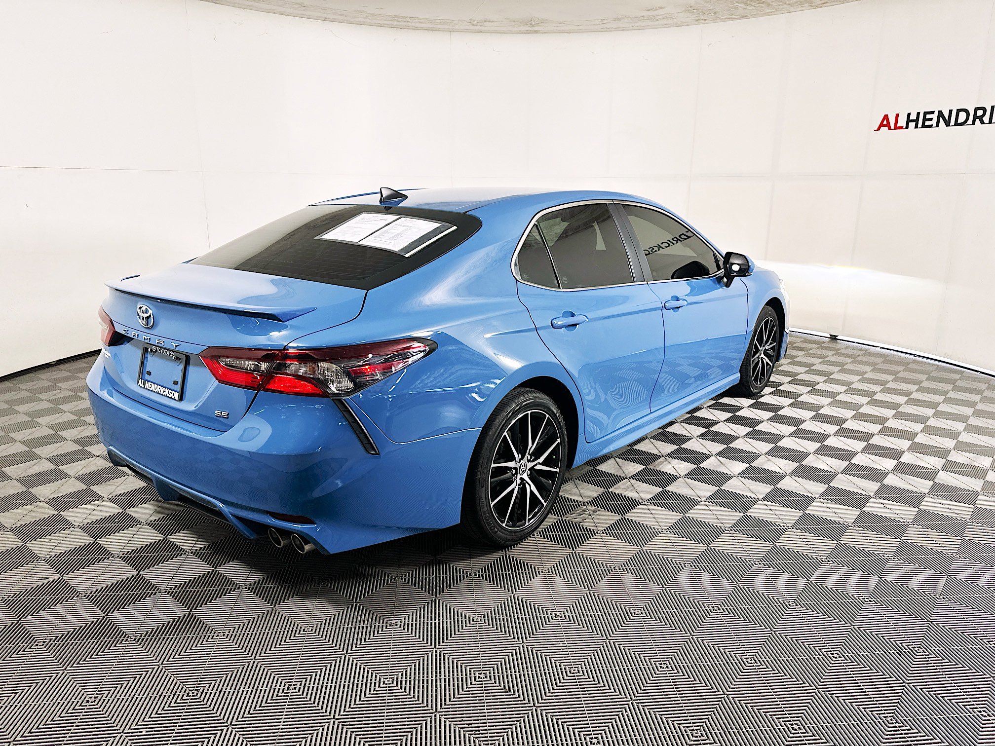 Used 2024 Toyota Camry SE image 3