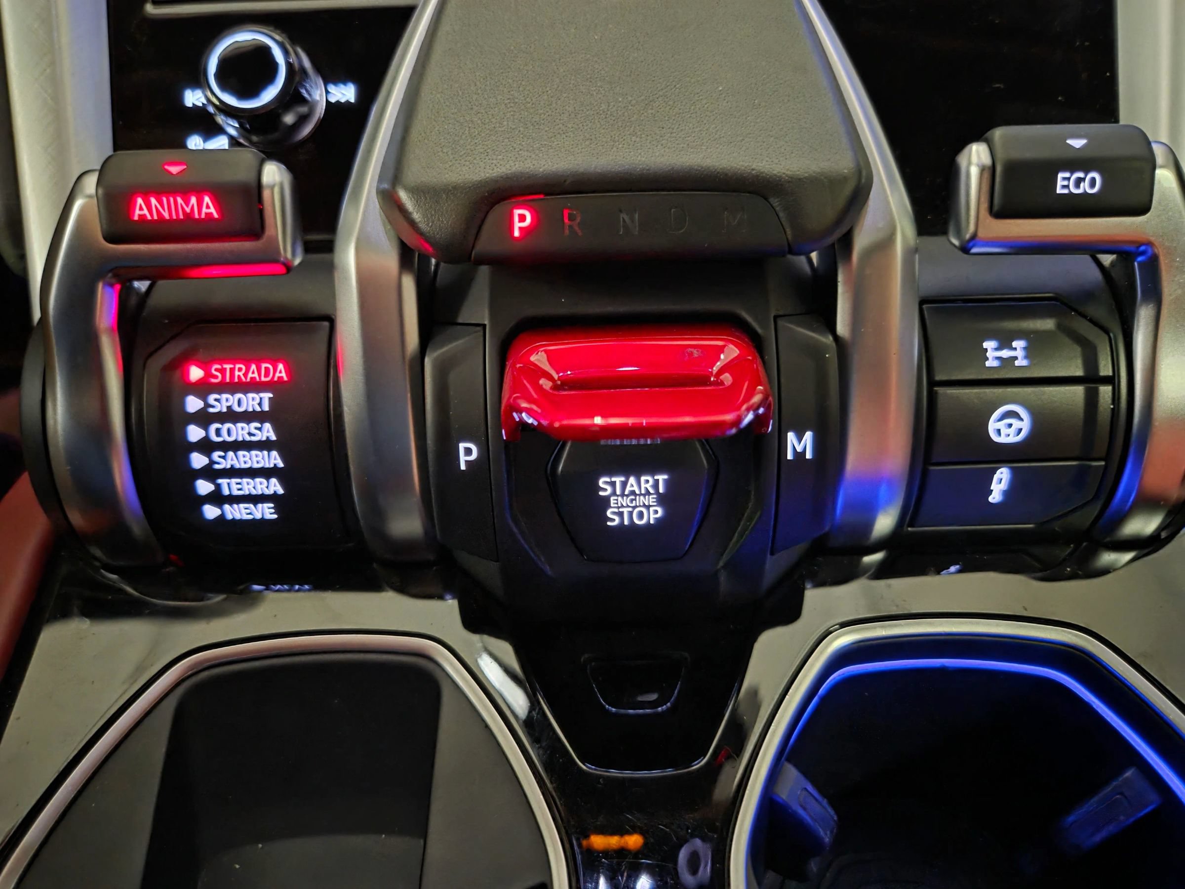 Used 2020 Lamborghini Urus AWD/4WD image 28