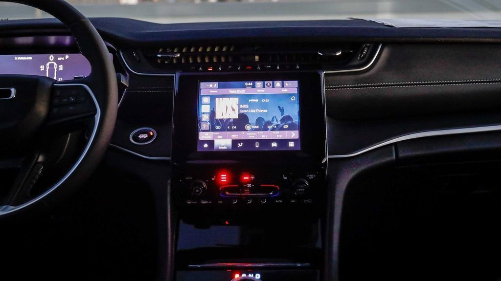 New 2025 Jeep Grand Cherokee L Altitude image 14