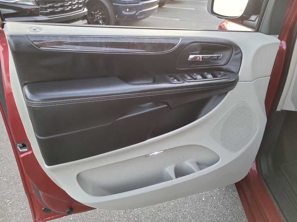 Used 2015 Chrysler Town & Country Touring image 16