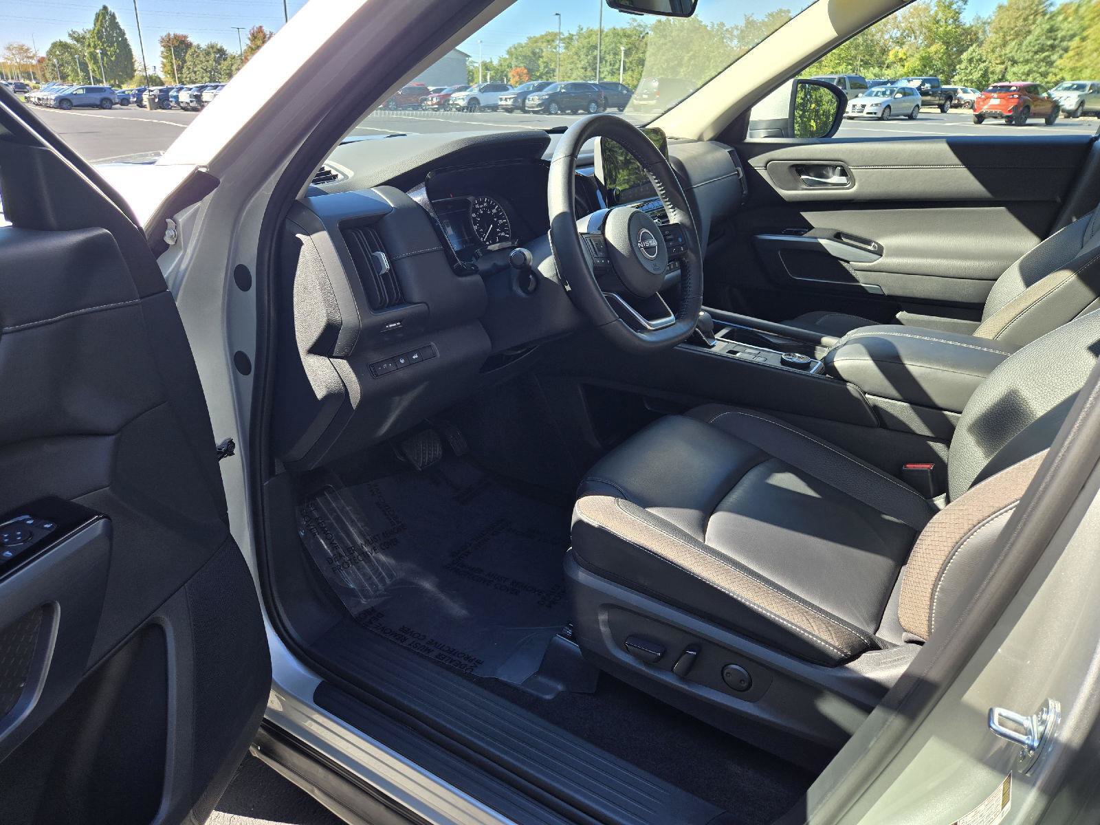 Used 2025 Nissan Pathfinder SL AWD/4WD image 12