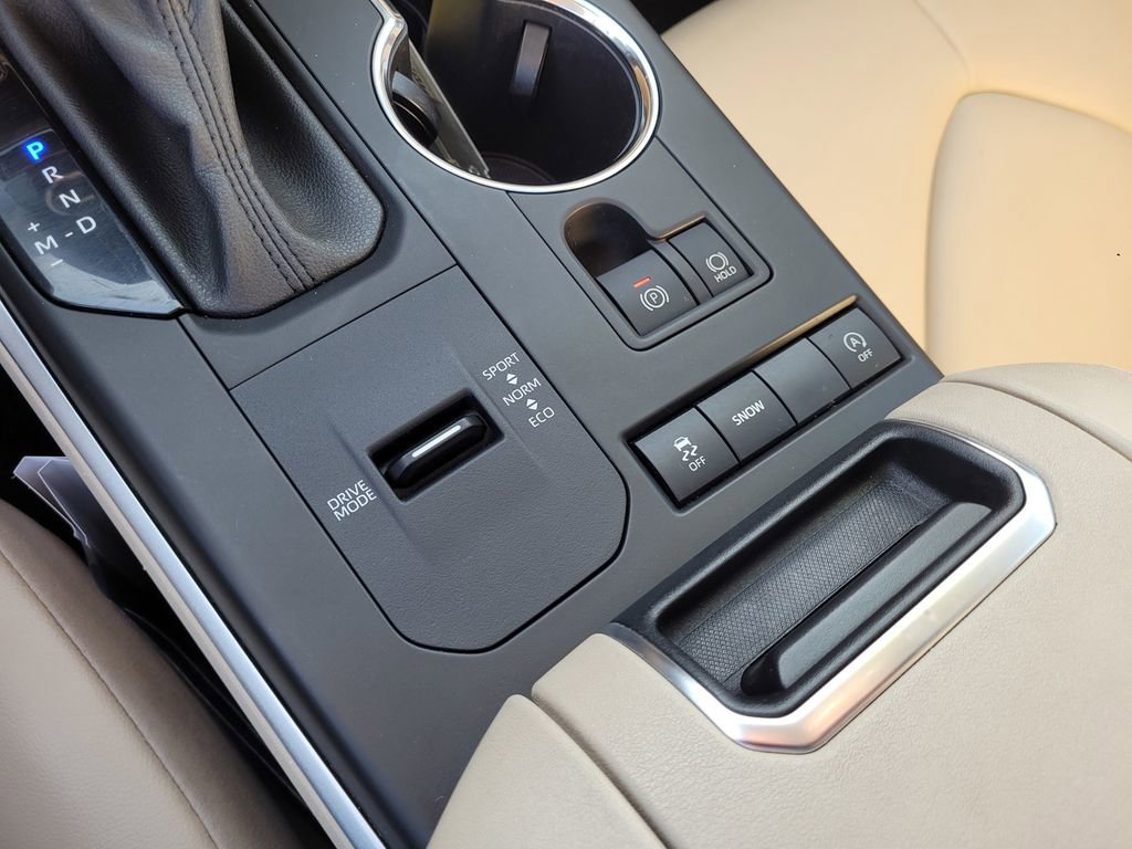 Used 2022 Toyota Highlander XLE FWD image 19