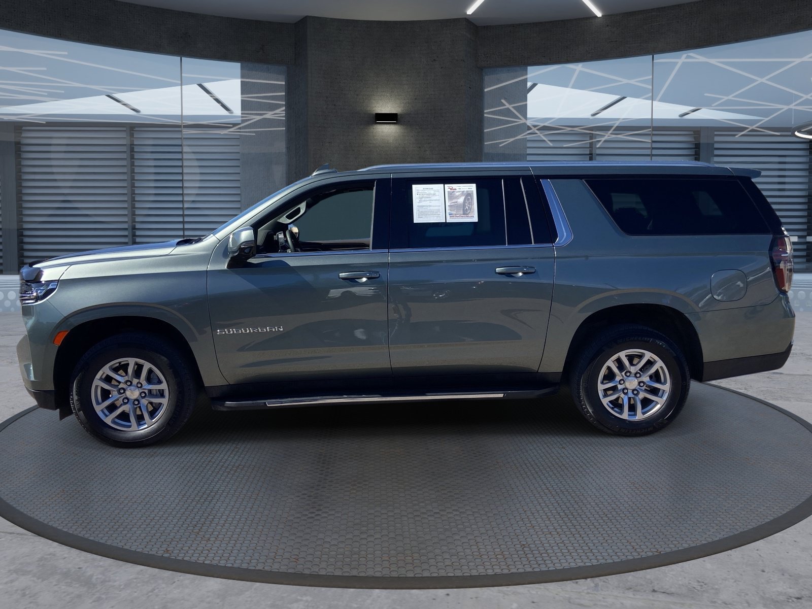 Certified 2023 Chevrolet Suburban LT w/ Luxury Package AWD/4WD image 2