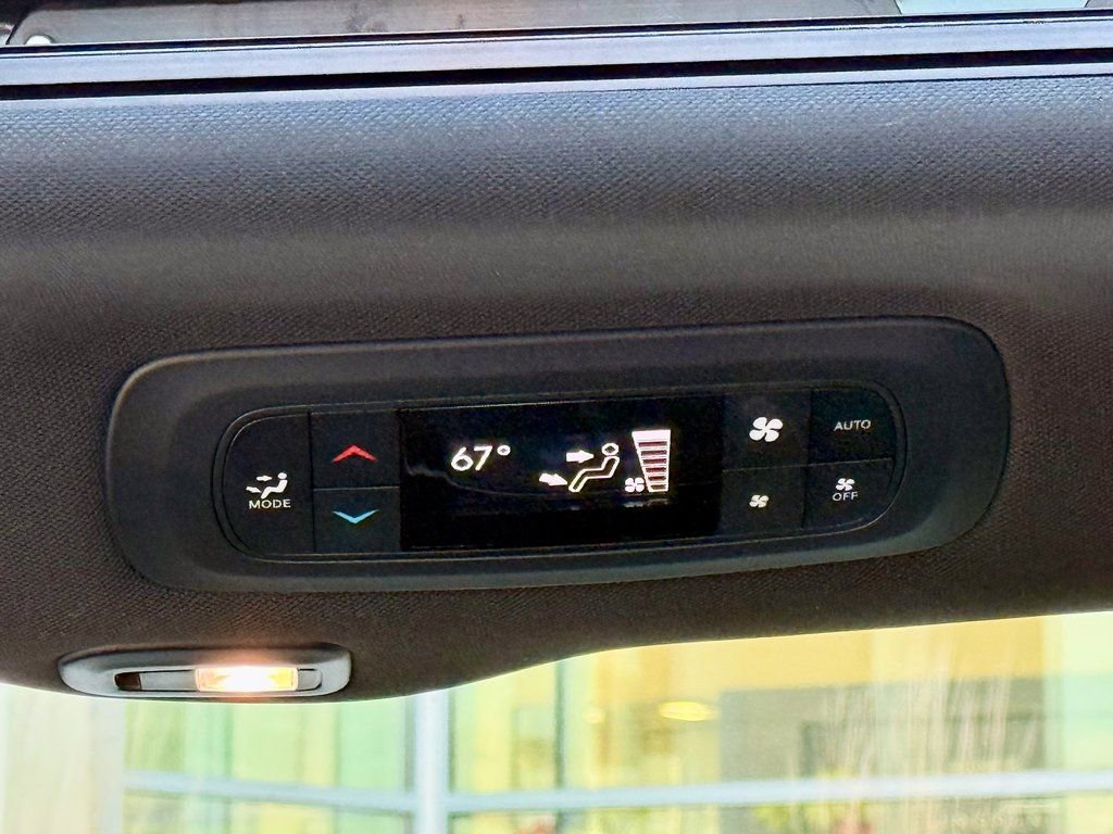 Used 2025 Chrysler Pacifica Limited image 28