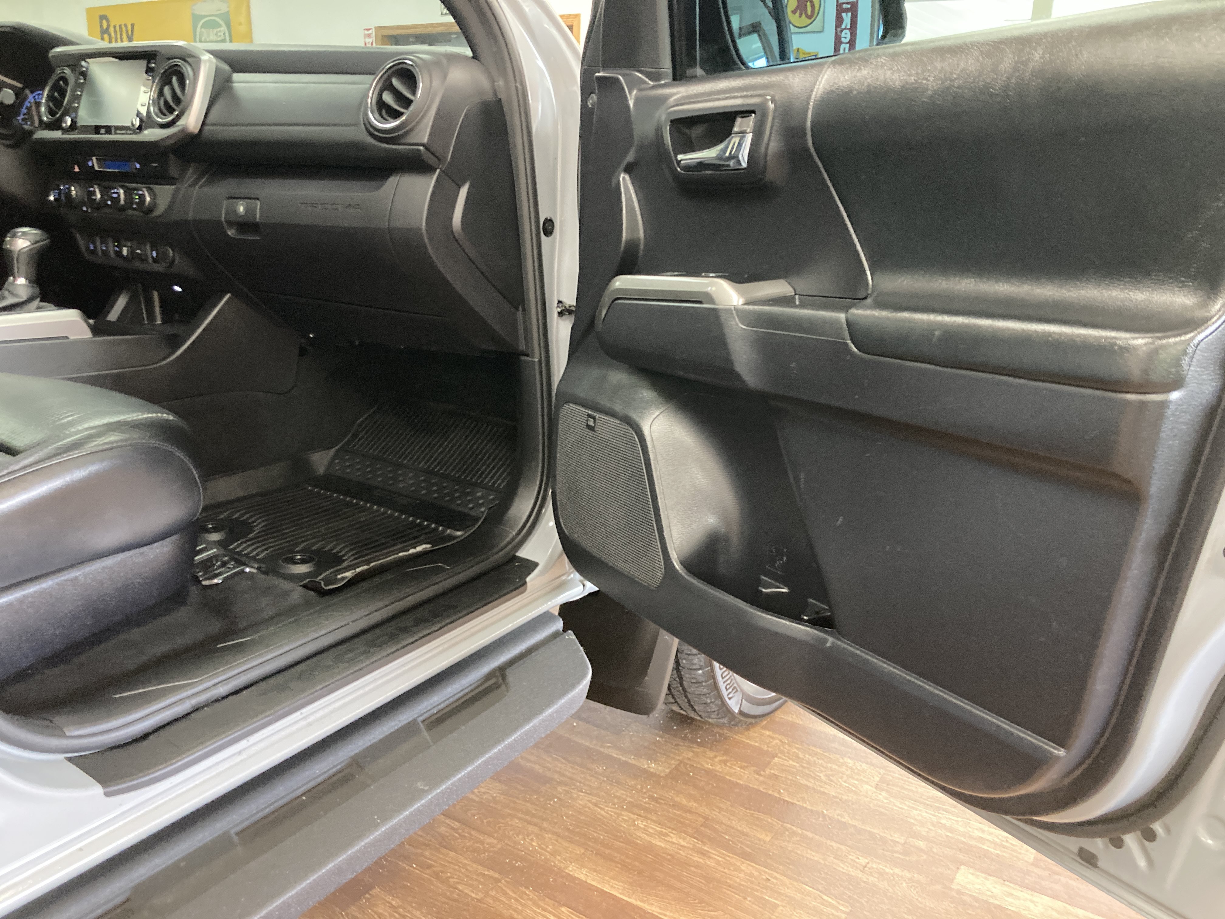 Used 2020 Toyota Tacoma Limited AWD/4WD image 19