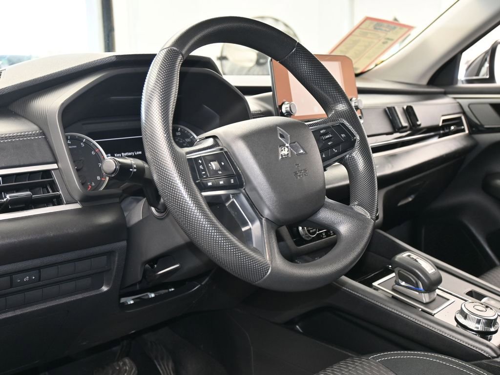 Used 2022 Mitsubishi Outlander ES image 13