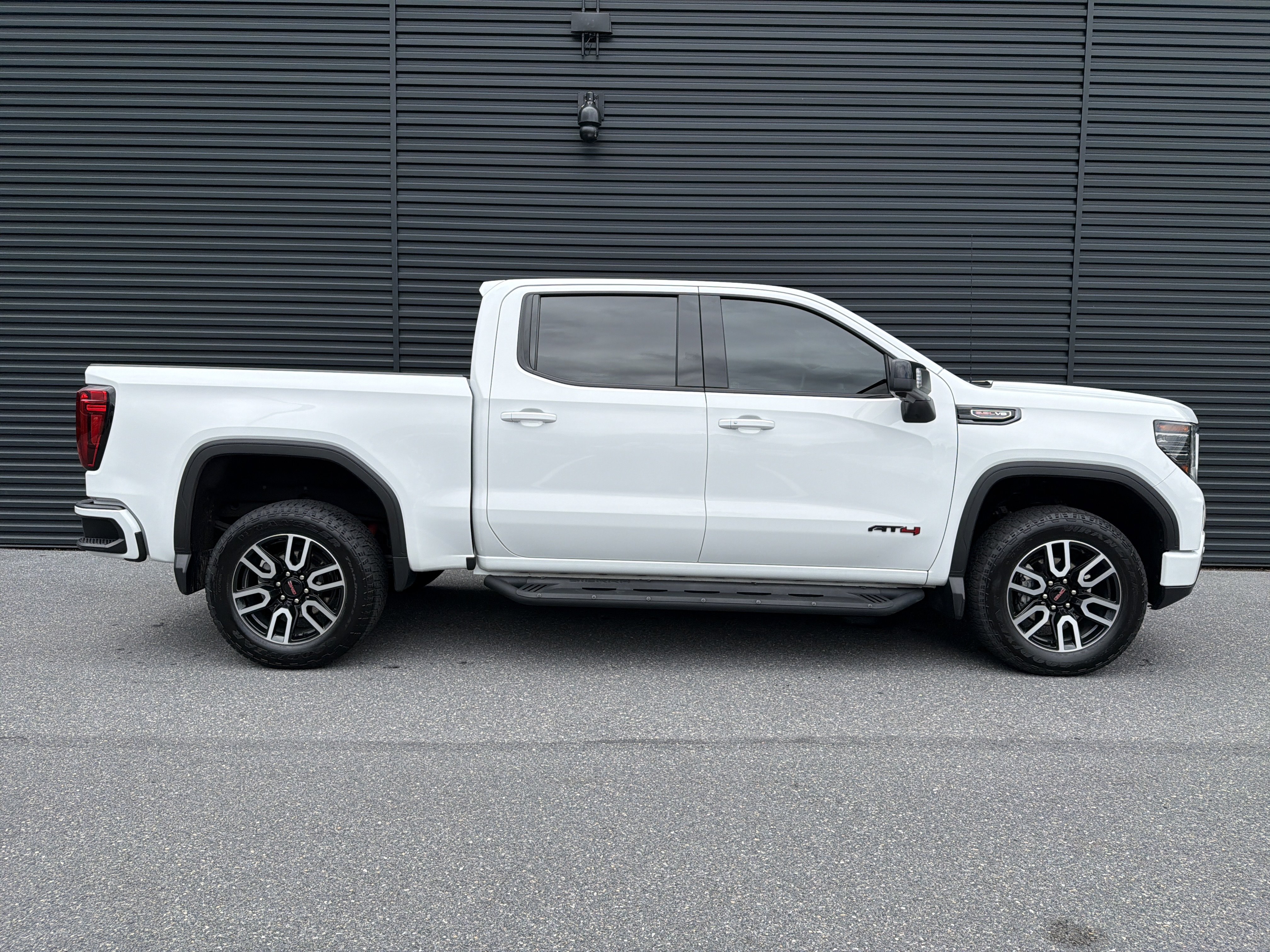 Used 2024 GMC Sierra 1500 AT4 w/ Technology Package AWD/4WD image 6