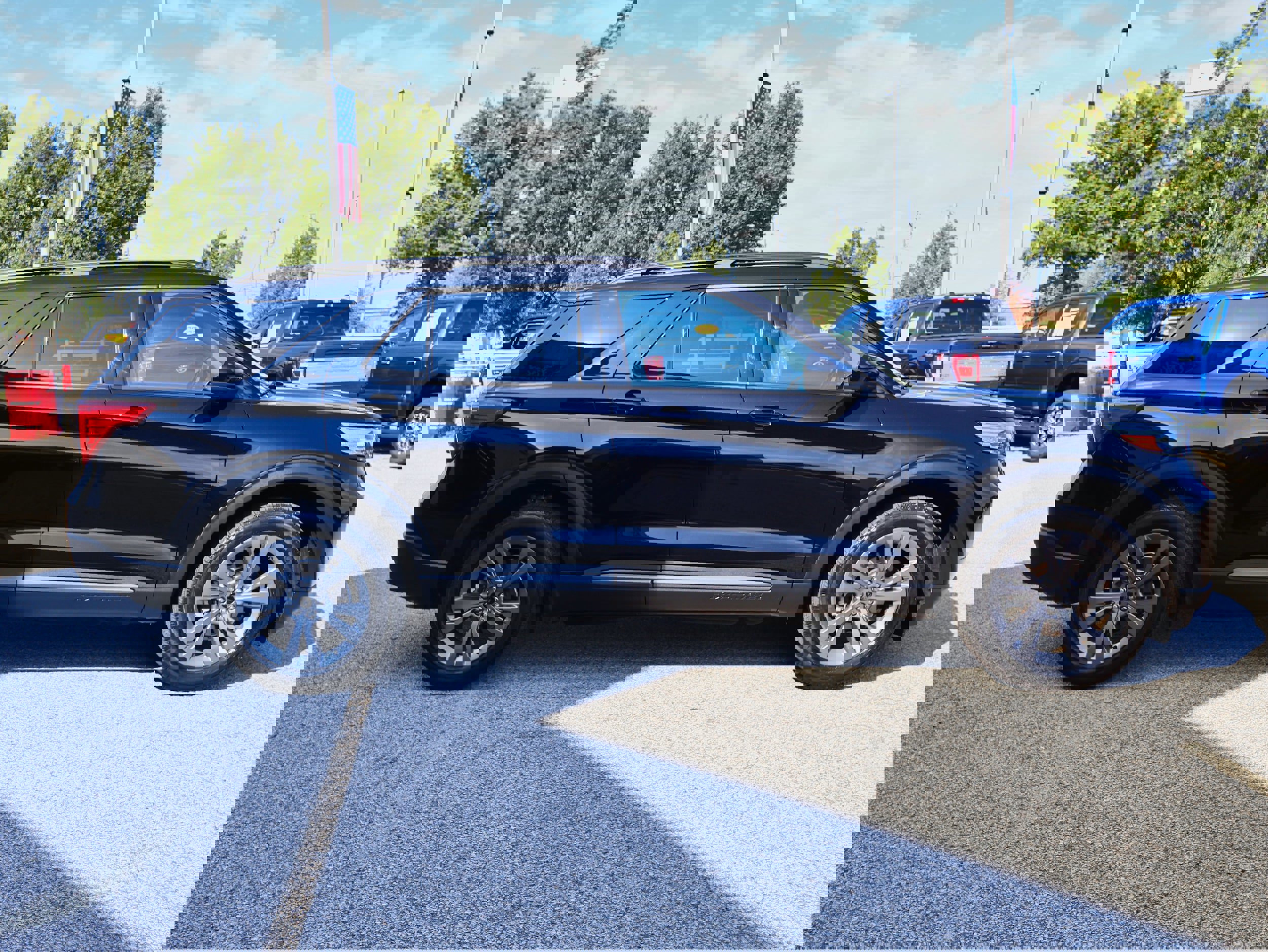 Used 2023 Ford Explorer XLT w/ Equipment Group 202A image 6