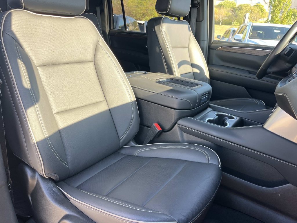 Used 2024 Chevrolet Suburban Premier AWD/4WD image 31