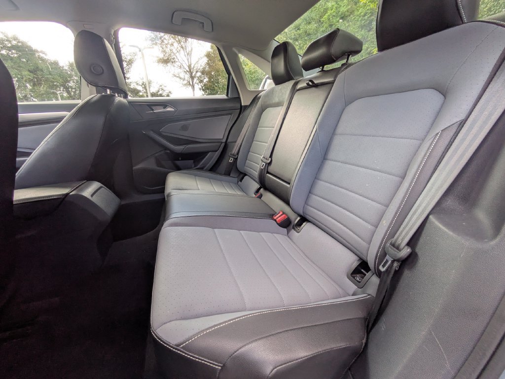 Used 2025 Volkswagen Jetta SE FWD image 19