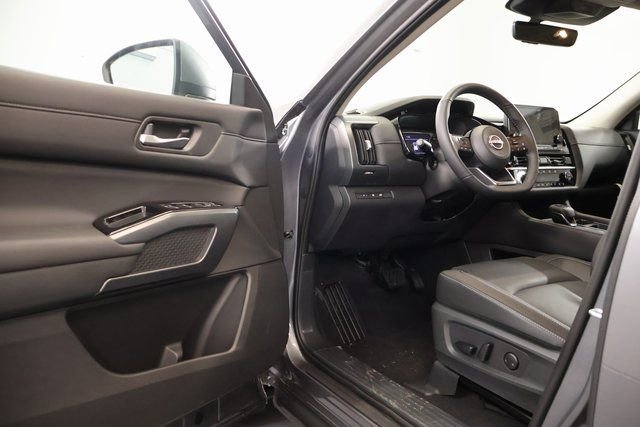 New 2025 Nissan Pathfinder SL w/ Black Appearance Package image 8