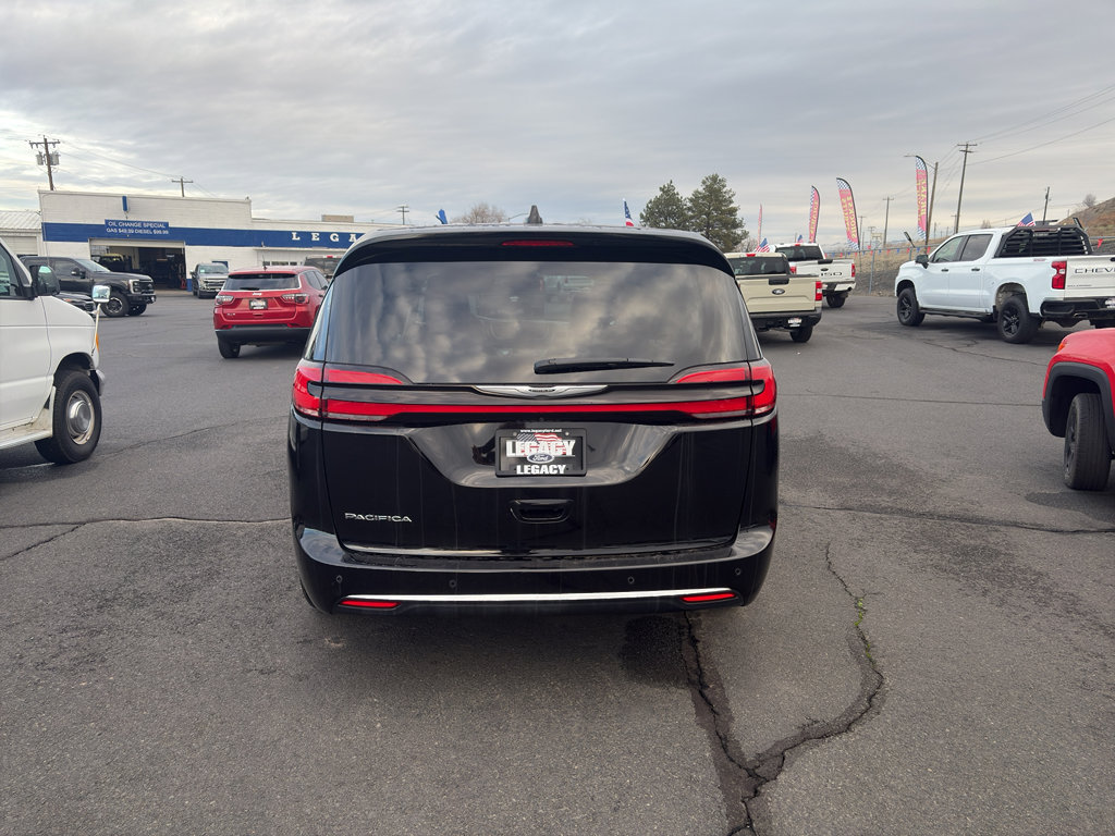 Used 2024 Chrysler Pacifica Touring-L FWD image 2