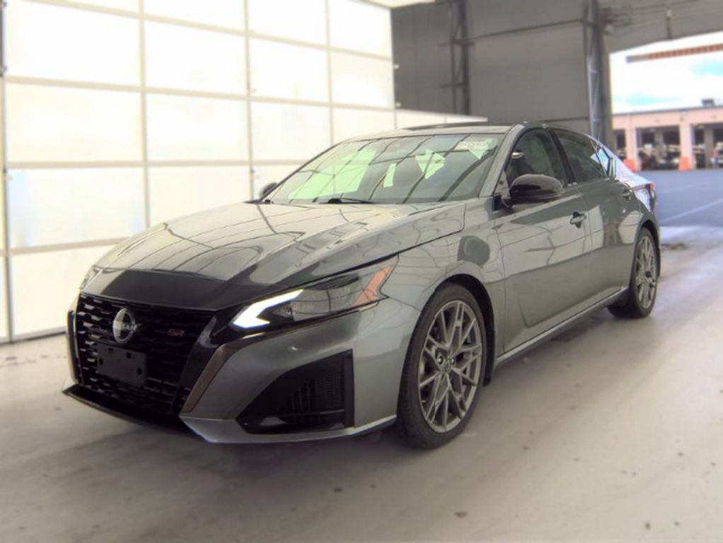 Used 2023 Nissan Altima 2.0 SR FWD image 2